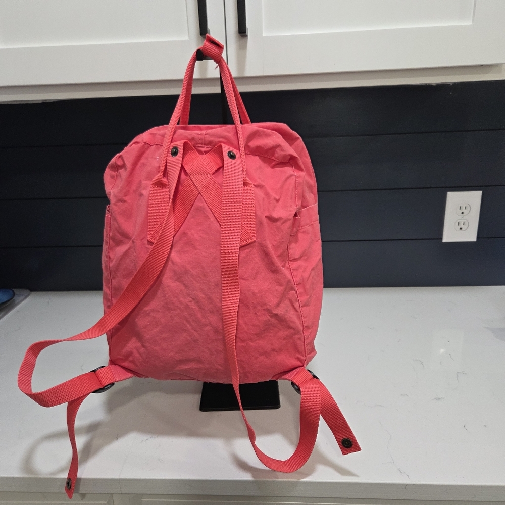 Fjällräven Kånken backpack, Lightweight, Spacious Coral Pink - Picture 2 of 12